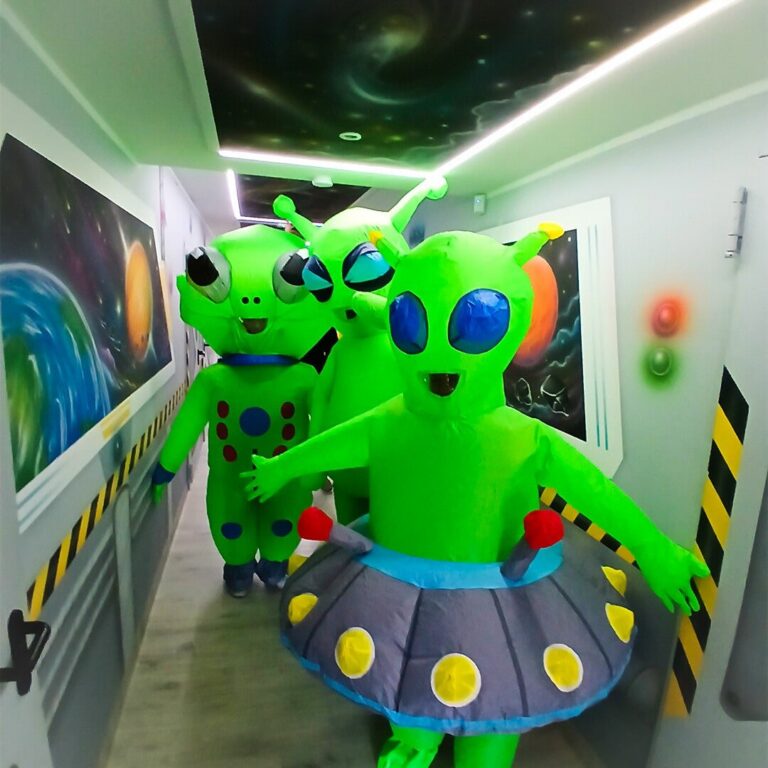 Zwei grüne Alien-Figuren im Weltraum-Flur des Cosmo Planet in Forst