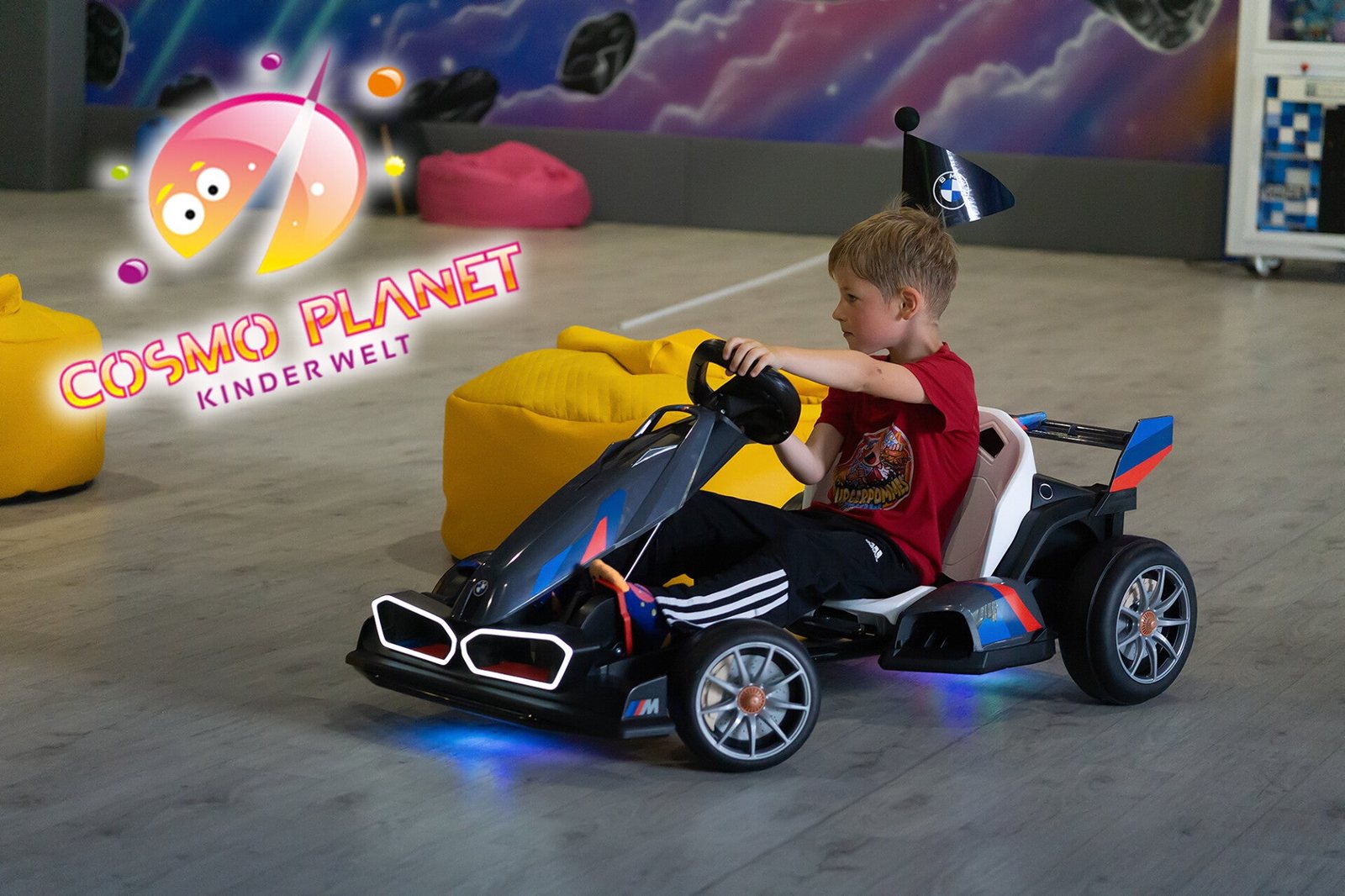 Junge fährt ein Elektro-Kart auf der Kartbahn im Indoorspielplatz Cosmo Planet in Forst (Lausitz)
