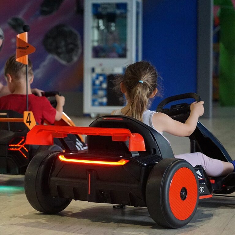 Mädchen fährt ein Kinder-Kart mit leuchtenden Rücklichtern im Cosmo Planet Forst