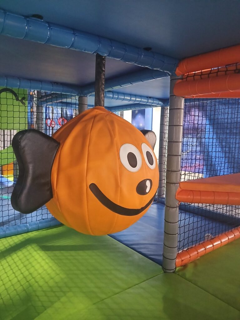 Lustige Fisch-Figur im Kletterpark des Indoorspielplatzes Cosmo Planet Forst