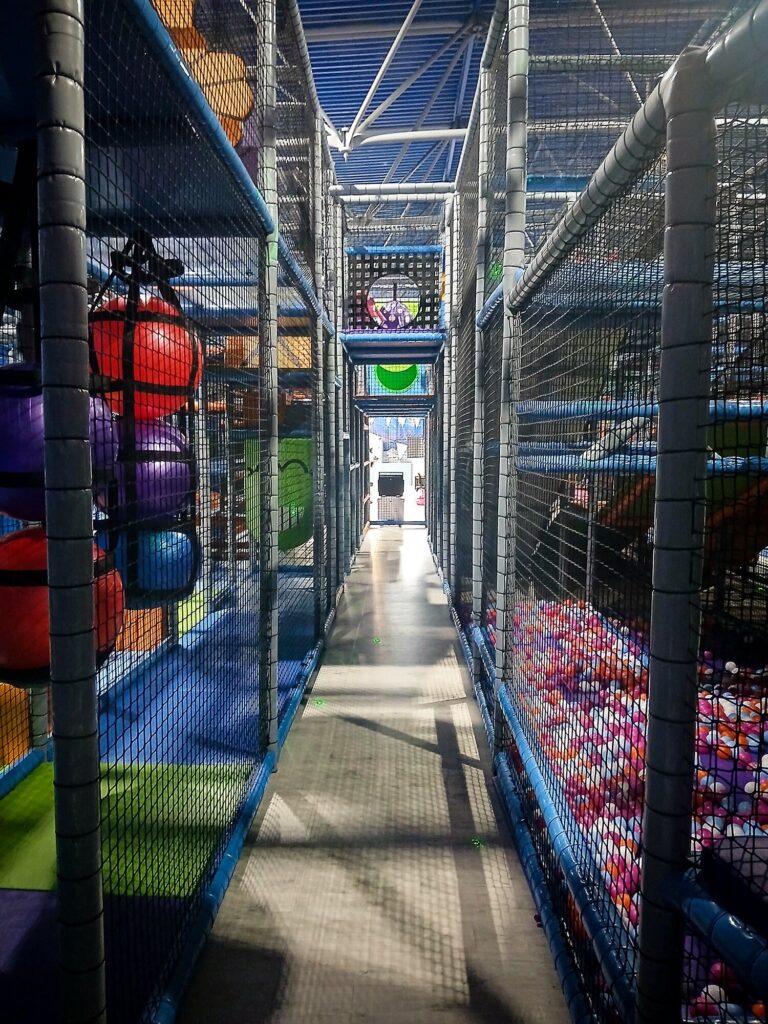 Mehrstöckiges Kletterlabyrinth mit Netzen und Bällebad im Indoorspielplatz Cosmo Planet Forst