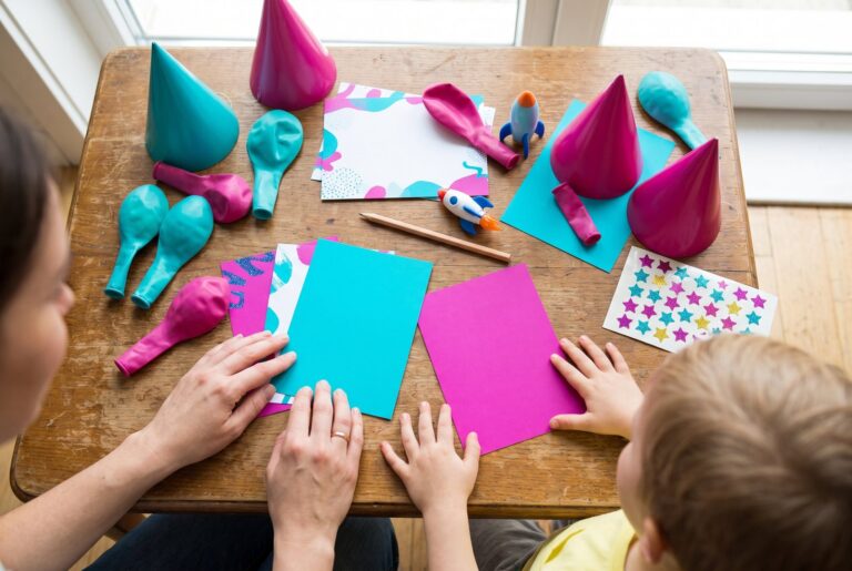Eltern und Kind basteln bunte Einladungskarten für den Kindergeburtstag